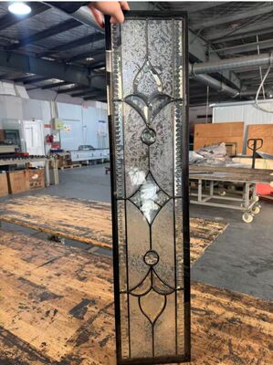 Nhập kính cửa tùy chỉnh được thiết kế để phù hợp với các kiểu cửa khác nhau cung cấp sự thanh lịch và tăng khả năng nhìn